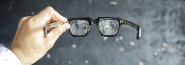 Gözlük görme konsepti, elinde bardak tutan bir adam..