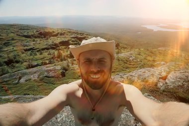 İnsanlar tatil dağlarında gezer yaz yürüyüşü yapar, dinlenir.