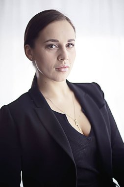 İş kadını arka plan stüdyosu. Resmi takım elbiseli profesyonel bir kadın kiralamak.