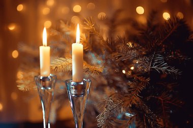 Noel mumları dekorasyon kartı, yeni yıl, masa dekorasyonu, yanan mumlar ve Noel ağacı dalları.