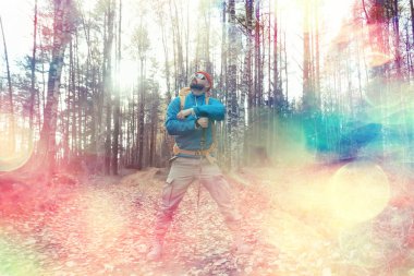 Sırt çantasıyla sonbahar yürüyüşü, güneş ışınları, sonbahar manzarası, gün batımının ışıltısı...