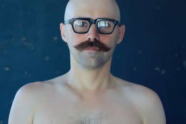 Kel bıyıklı genç bir beyefendinin alışılmadık portresi, tuhaf bir beyefendi, psikoloji konsepti.
