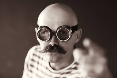 Buharlı punk hipster portresi, bıyıklı adam poz veriyor, yüz, bıyık