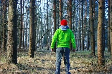 Gölün kenarında gezgin bir adam, kampanyadaki bir adamın silueti, faaliyet