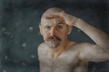 Kel bıyıklı genç bir beyefendinin alışılmadık portresi, tuhaf bir beyefendi, psikoloji konsepti.