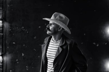 Vahşi Batı 'nın stilize edilmiş klasik portresi, bıyıklı tehlikeli suçlu, yüzünde bıyıklı.