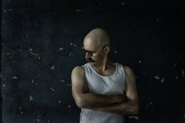 Klasik tarz, büyük bıyıklı bir adamın portresi, sıra dışı bir beyefendi.