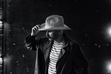 Vahşi Batı 'nın stilize edilmiş klasik portresi, bıyıklı tehlikeli suçlu, yüzünde bıyıklı.