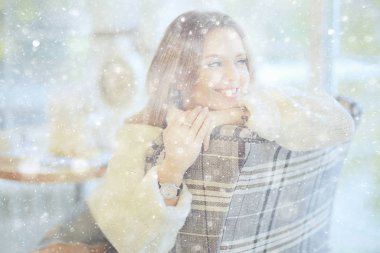 Kar yağışlı Noel atmosferi romantizmi, güzel genç bir sarışının portresi, kış modası.