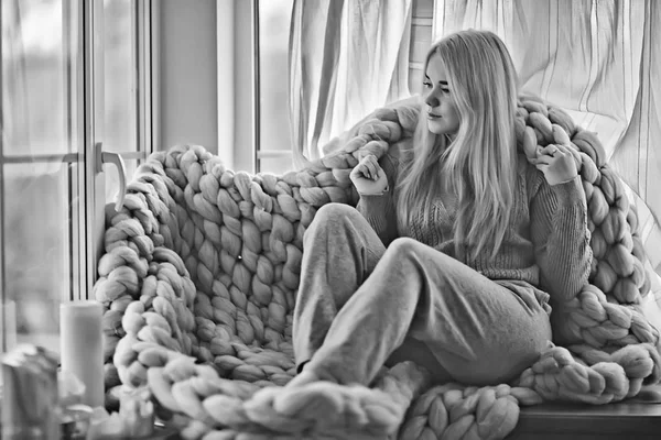 Interior Casa Invierno Chica Modelo Tomando Sol Una Manta Punto —  Fotos de Stock