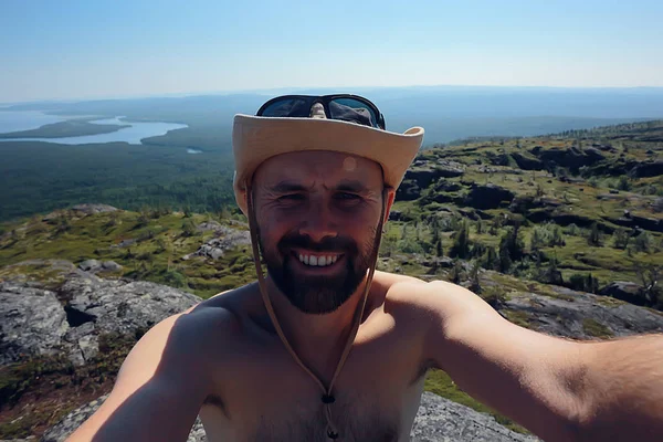 Άνθρωπος Ταξιδεύει Διακοπές Βουνά Καλοκαίρι Πεζοπορία Στο Βουνό Ανάπαυση Αλτ — Φωτογραφία Αρχείου