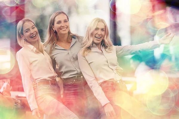 カジュアルスタイルの3人の若い女性長袖シャツとジーンズの彼女美しいモデル — ストック写真