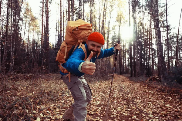 Siga Uma Caminhada Homem Convida Você Para Uma Caminhada Floresta — Fotografia de Stock