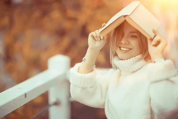 美丽的女人性感的样子 秋天的样子带着一本书 在公园里看书 — 图库照片