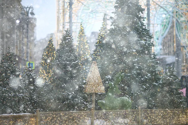 Rozmazané Pozadí Vánoční Strom Venku Zdobené Sněhové Pozadí Nový Rok — Stock fotografie