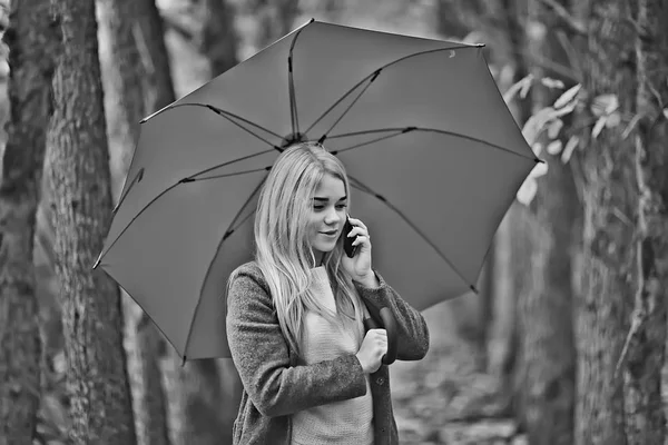 Mädchen Mit Regenschirm Posiert Herbstpark Oktoberlandschaft Einsame Frau Mit Rotem — Stockfoto