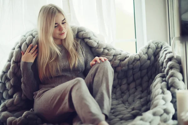 Χειμώνα Σπίτι Εσωτερικό Μοντέλο Κορίτσι Basking Μια Πλεκτή Κουβέρτα Στο — Φωτογραφία Αρχείου