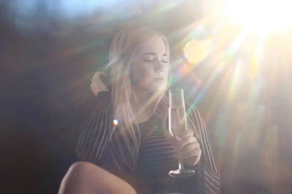 Sexy Blonde Mädchen Trinkt Champagner Aus Einem Glas Abend Glamourösen — Stockfoto