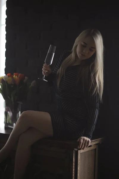 Sexy Blondynka Dziewczyna Pije Szampana Kieliszka Wieczorem Efektowny Styl Portret — Zdjęcie stockowe