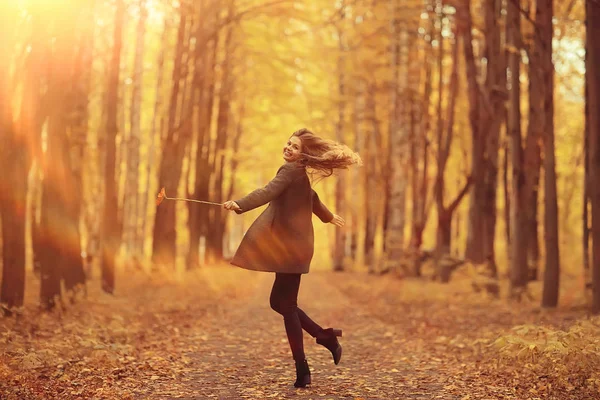 秋色漫步黄色公园浪漫美丽的青春模型在秋色公园的黄色景观中出现 — 图库照片