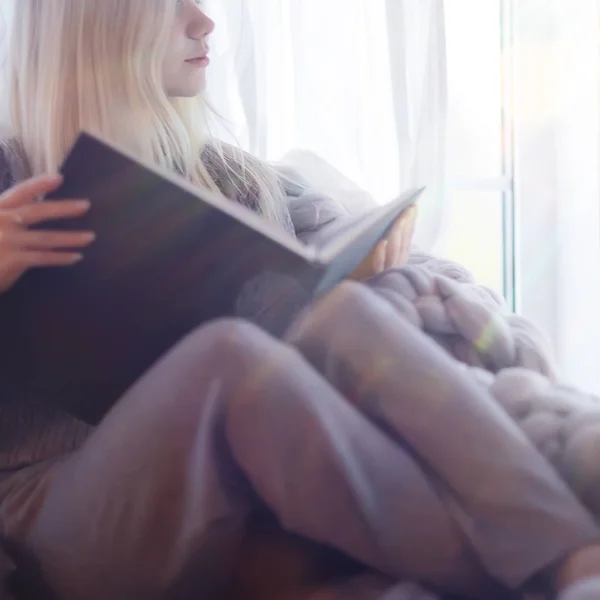 Knitted Plaid Window Girl Reading Book Young Woman Reading Home — Stock Photo, Image