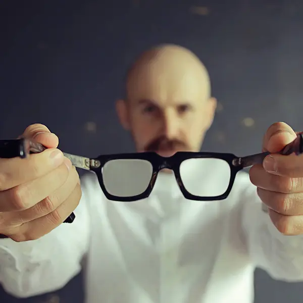 Doktor Nabízí Brýle Medicínský Koncept Zrak Muž Drží Brýle — Stock fotografie