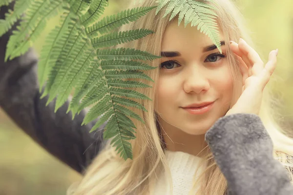 Eko Koncept Dívka Portrét Kapradí Mladá Dospělá Modelka Blondýnka Zelený — Stock fotografie