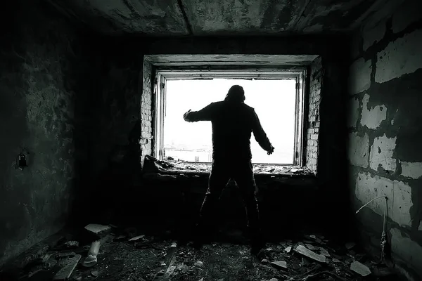 Mahvolmuş Bir Evin Arka Planında Bir Adam Korku Korku Konsepti — Stok fotoğraf