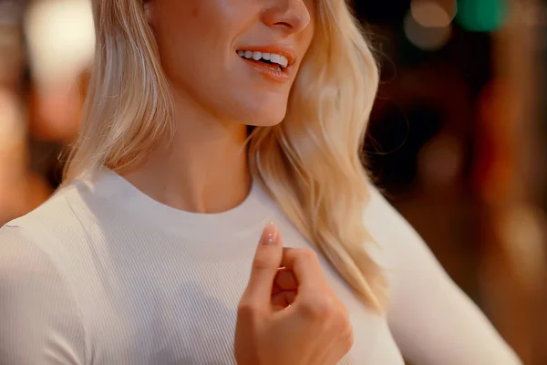 Chica Jersey Blanco Cuello Alto Modelo Posando Una Tienda Ropa —  Fotos de Stock