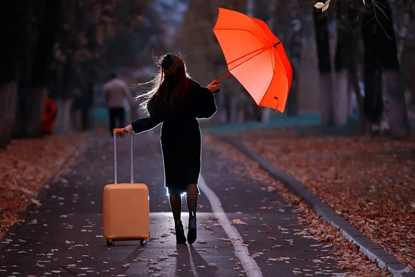 Éjszaka Lány Sétál Egy Esernyő Egy Bőrönd Őszi Parkban Koncepció — Stock Fotó