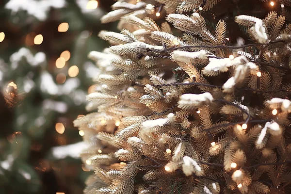 Sfondo Sfocato Albero Natale All Esterno Sfondo Neve Decorato Anno — Foto Stock