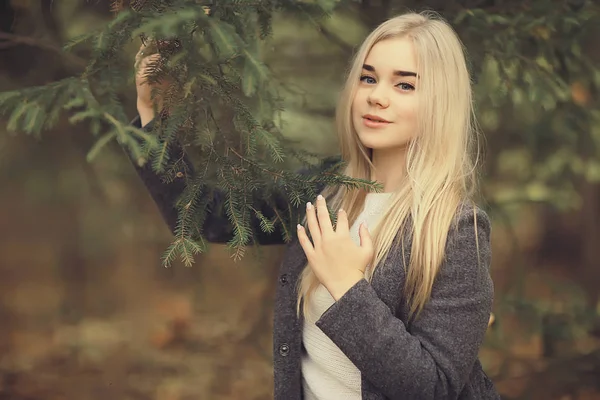 Portrait Nature Blonde Automne Belle Jeune Fille Adulte Aux Cheveux — Photo