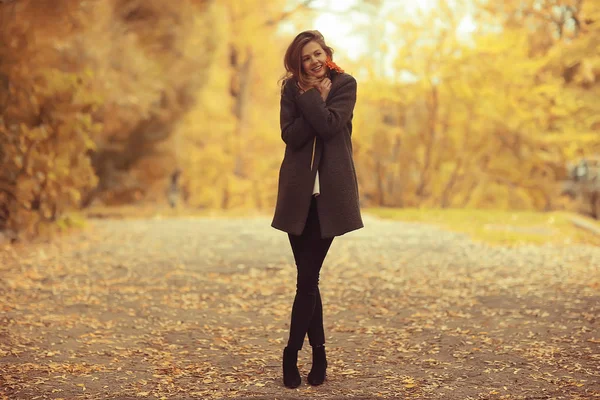 Modello Autunno Passeggiata Parco Giallo Romanticismo Bello Giovane Modello Adulto — Foto Stock