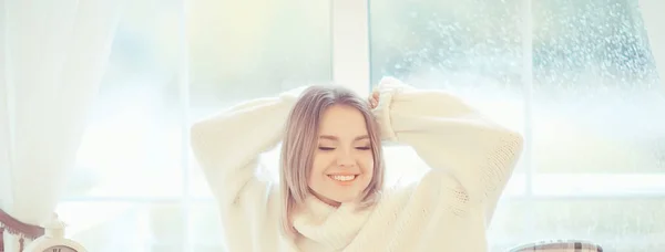 Szczęśliwy Wesoły Blondynka Portret Dorywczo Młody Model Pozowanie Zdjęciu Sipmatic — Zdjęcie stockowe