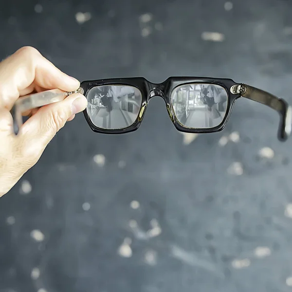 Brille Vision Konzept Mann Hält Brille Der Hand — Stockfoto