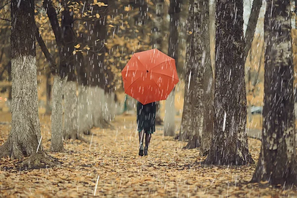 10月の雨の中を歩くと 秋の都市公園 秋の表情で赤い傘を持つ若い女性 — ストック写真