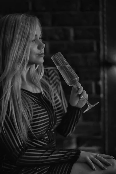 Сексуальная Блондинка Пьет Шампанское Бокала Вечерний Гламурный Портрет — стоковое фото