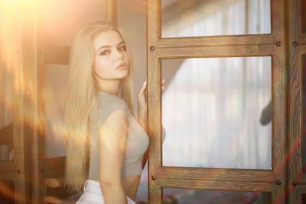 Dívka Podkroví Interiéru Moderní Dům Okna Zeď Mladý Dospělý Pózující — Stock fotografie