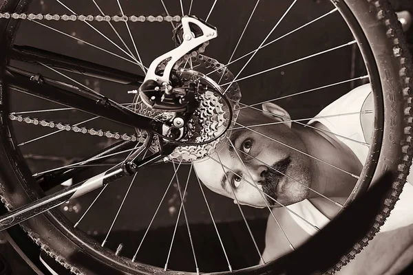 Retrato Vintage Hombre Bigotudo Reparando Una Rueda Bicicleta Hipster Excéntrico — Foto de Stock