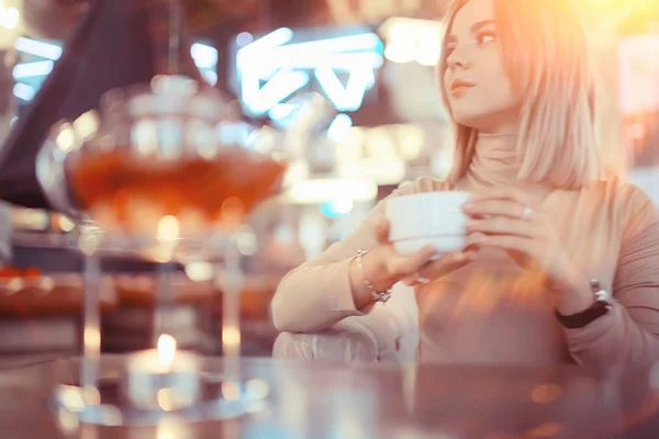 Nuori Malli Juo Teetä Kahvilassa Loma Konsepti Pöytä — kuvapankkivalokuva