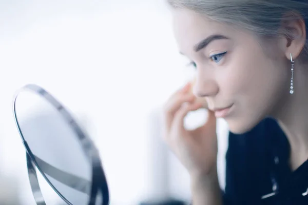 Makyajcı Kız Aynanın Karşısında Genç Sarışın Yetişkin Model Yüz Estetiği — Stok fotoğraf