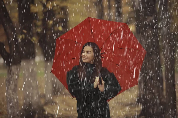 Octobre Promenade Sous Pluie Une Jeune Femme Avec Parapluie Rouge — Photo