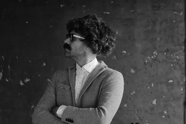 Vintage Hipster Mustasch Porträtt Man Med Lång Mustasch Ovanligt Utseende — Stockfoto