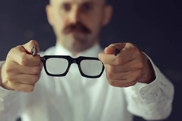 Doktor Nabízí Brýle Medicínský Koncept Zrak Muž Drží Brýle — Stock fotografie