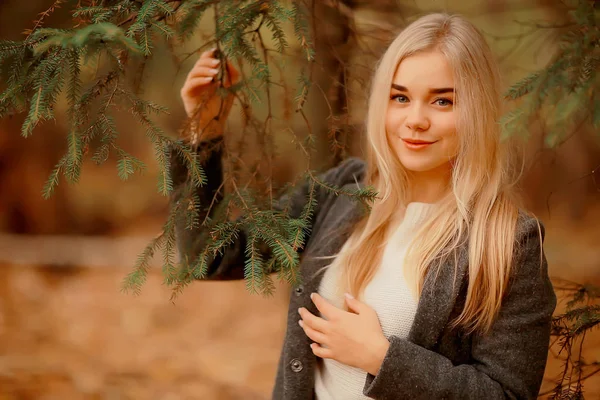 Blond Natuur Portret Herfst Mooi Jong Volwassen Meisje Met Lang — Stockfoto