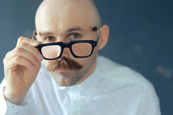 Läkare Erbjuder Glasögon Medicin Koncept Syn Man Håller Glasögon — Stockfoto
