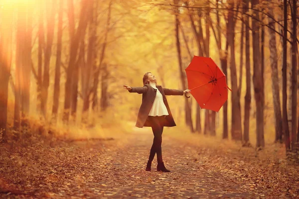 Jeune Femme Dansant Dans Parc Automne Avec Parapluie Filant Tenant — Photo