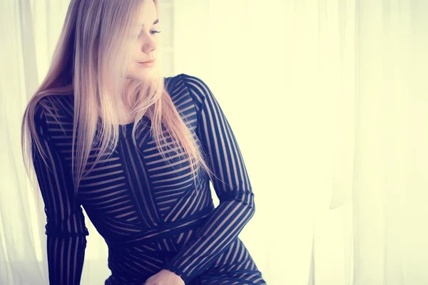 Sexy Blondynka Ciasnej Sukience Piękny Dorosły Model Domu Wnętrza Efektowny — Zdjęcie stockowe