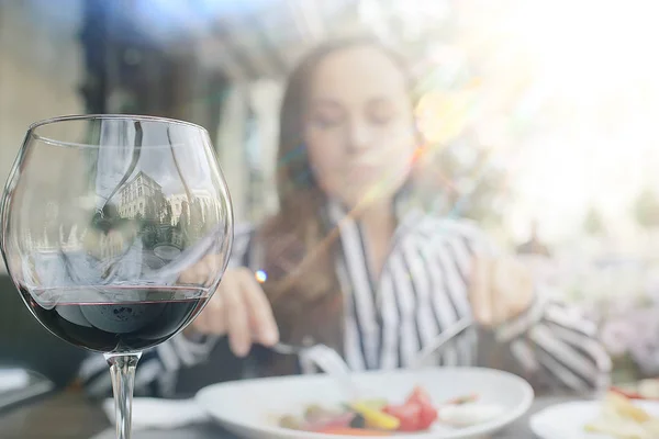 红葡萄酒午餐女孩咖啡馆生活方式 夏季户外餐馆 冥想食物 — 图库照片