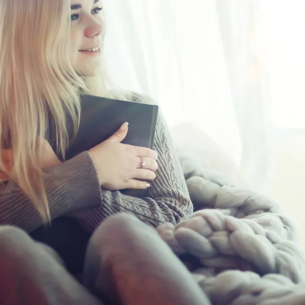 Stickad Rutig Fönster Flicka Läser Bok Ung Kvinna Läser Hemma — Stockfoto